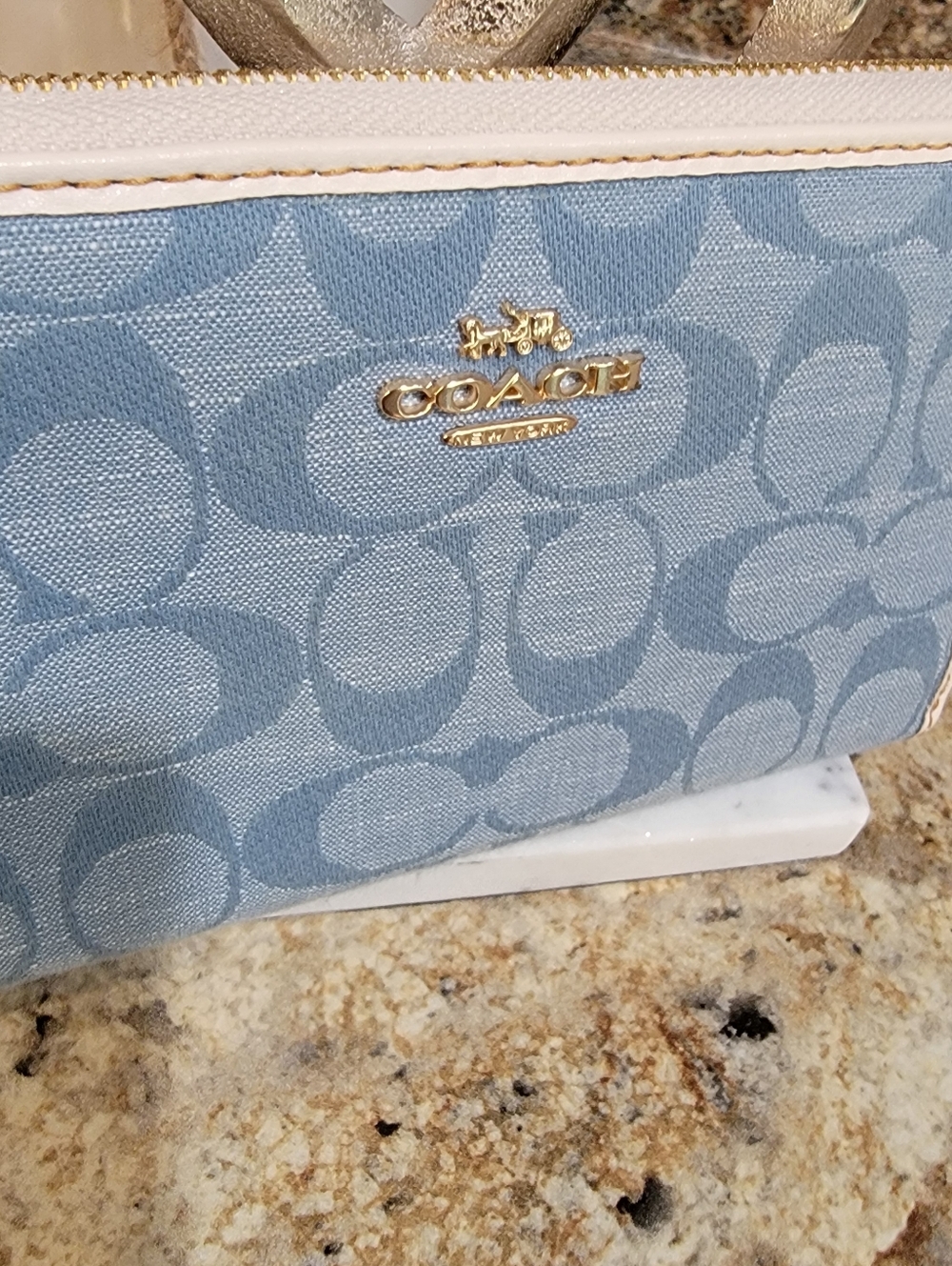 Coach Medium Id Zip Wallet In Signature Canvas - Picture 2 of 8